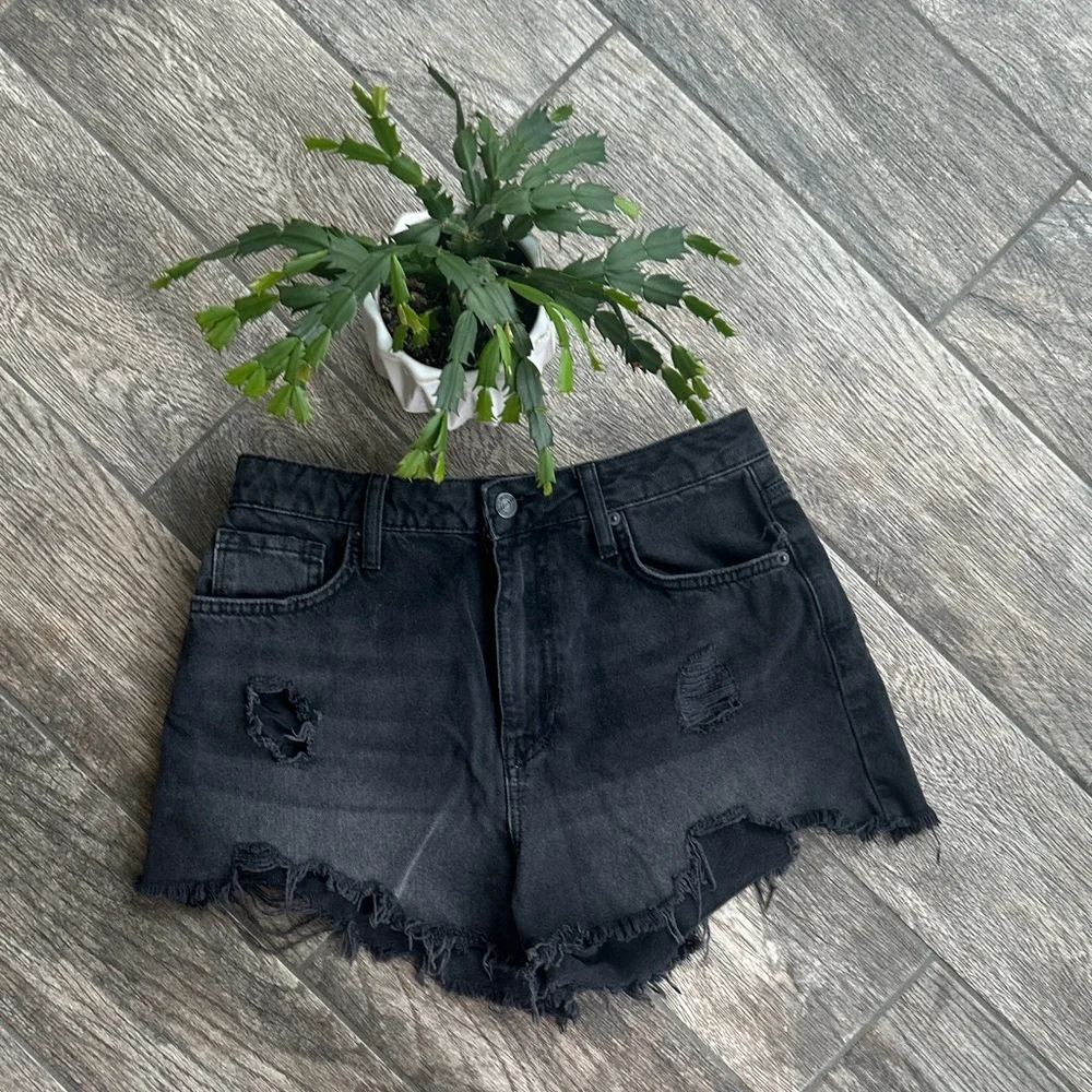 Forever 21 Black Distressed Denim Cutoff Shorts Women's Size 27 High Rise